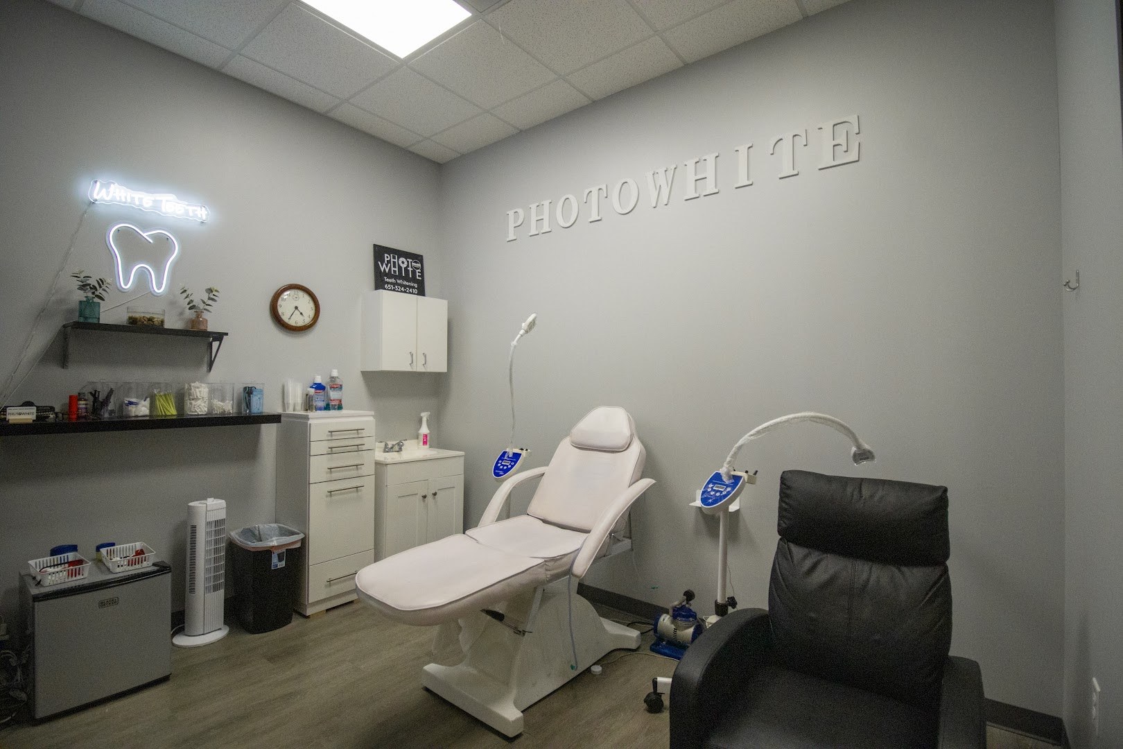 PHOTOWHITE treatment room with whitening chair